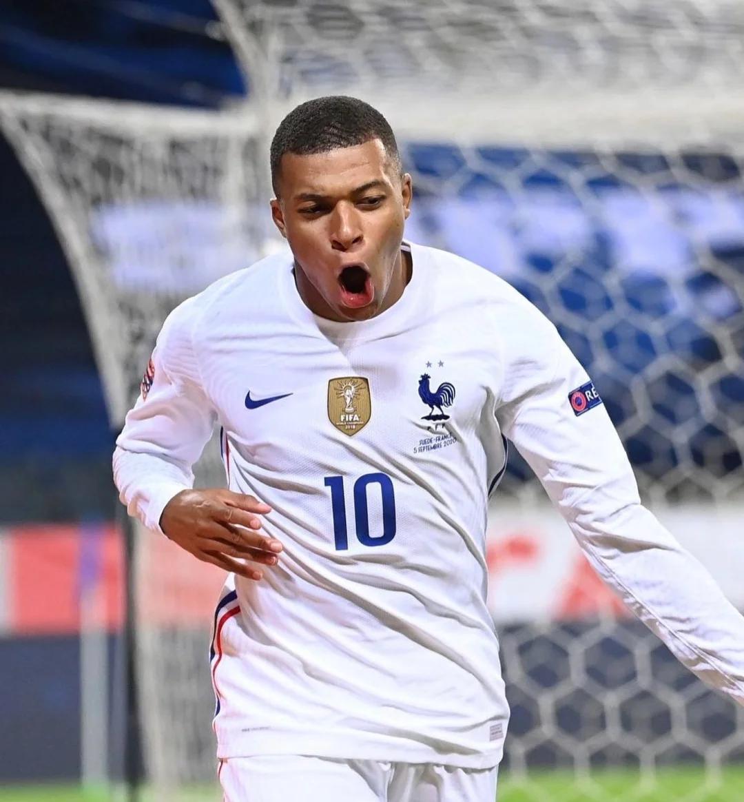 韩媒：热刺小将梁民革疑似因护照问题未能随队返回英国