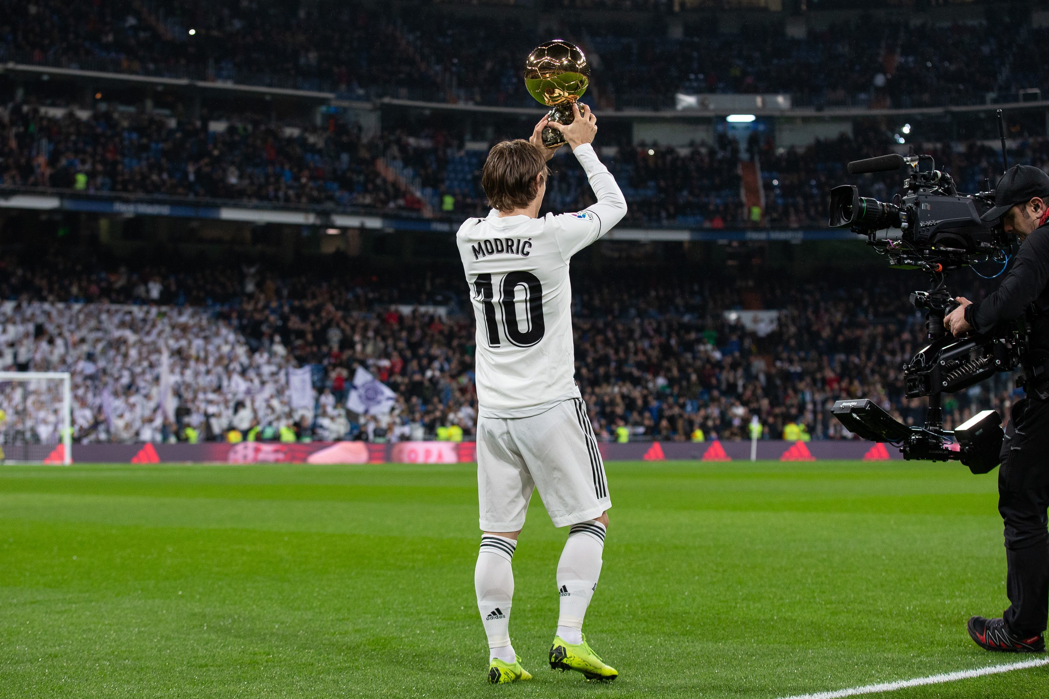 泰山纪念建队32周年，队史5次夺顶级联赛冠军，8次足协杯冠军