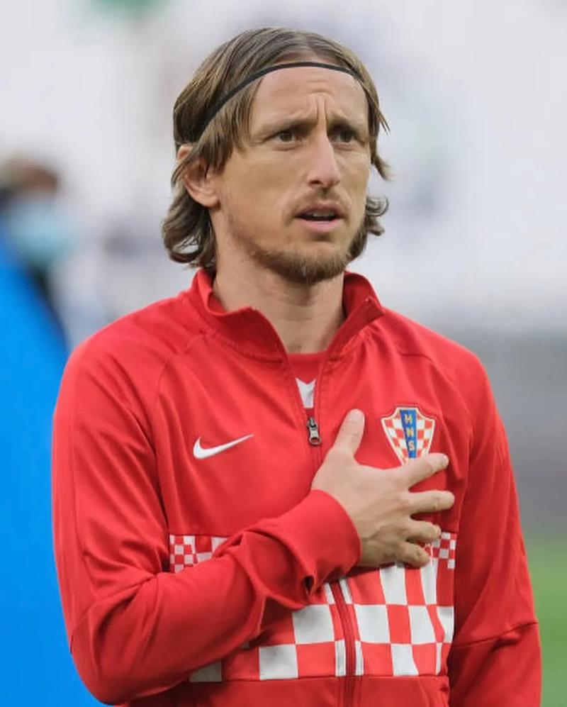 半场战报：尤文2-1卡利亚里，伊尔迪兹双响，弗拉霍维奇伤退